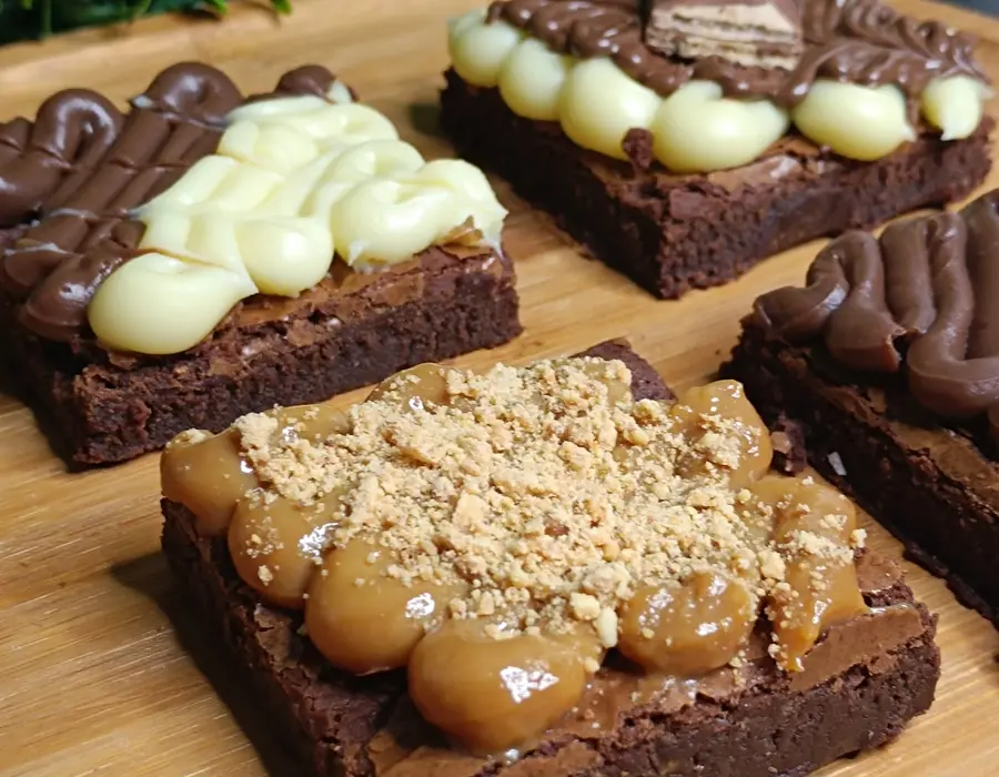 Brownies artesanais Da Nana com coberturas cremosas
